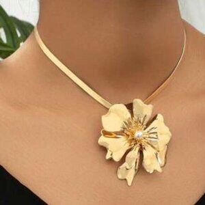 Elegant Gold Flower Necklace N1563